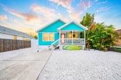 3BR/2BA Beach House-Full Kitchen, King Bed, 4 TVs! - Holiday Home