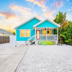 3BR/2BA Beach House-Full Kitchen, King Bed, 4 TVs! - Holiday Home