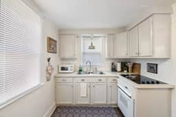 Prime Uptown Location! 2br charming historic home! - Image 2