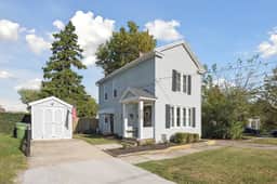 Prime Uptown Location! 2br charming historic home! - Image 4