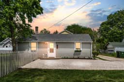 ★Uptown Maumee Renovated Cottage by the River★ - Image 5