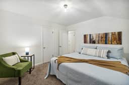 Clean & Chic 3br w/ King bed! Fenced yard & Garage - Image 4