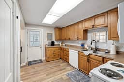 Nautical abode Uptown Maumee by River-BLUE Side! - Image 2