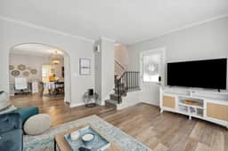 Nautical abode Uptown Maumee by River-BLUE Side! - Image 3