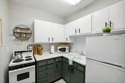 Boho abode Uptown Maumee by River-GREEN Side! - Image 2