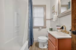 1br apt - heart of Uptown Maumee w/ Fiber WiFi. #3 - Image 4