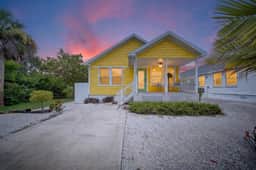 3BR/2BA Beach House! Sleeps 9 w/ 2 Living rms-W/D! - Image 5