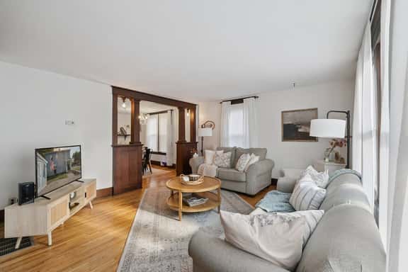 Prime Uptown Location! 2br charming historic home! - Image 1