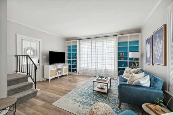 Nautical abode Uptown Maumee by River-BLUE Side! - Image 1