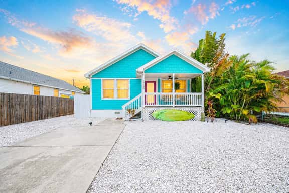 3BR/2BA Beach House-Full Kitchen, King Bed, 4 TVs! - Holiday Home - Image 1