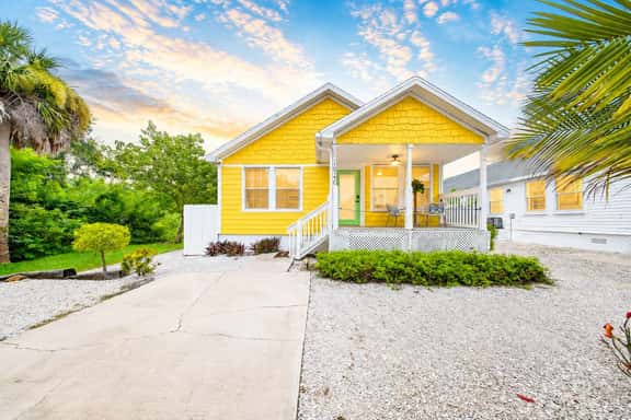 3BR/2BA Beach House! Sleeps 9 w/ 2 Living rms-W/D! - Image 1