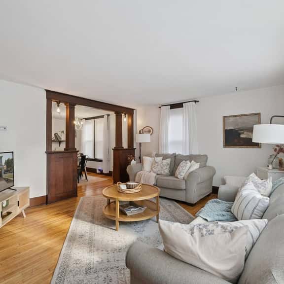 Prime Uptown Location! 2br charming historic home! - Image 1