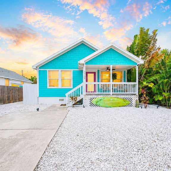 3BR/2BA Beach House-Full Kitchen, King Bed, 4 TVs! - Holiday Home - Image 1