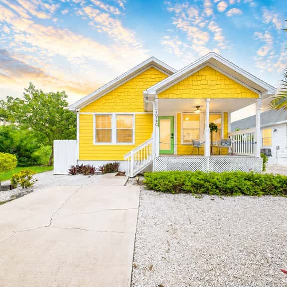 3BR/2BA Beach House! Sleeps 9 w/ 2 Living rms-W/D! - Image 1
