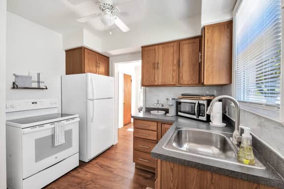 ★Tranquil retreat by Toledo Hosp/UT! Updated-2br★ - Image 4