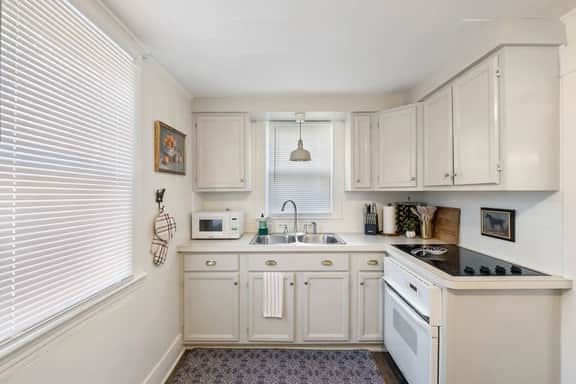 Prime Uptown Location! 2br charming historic home! - Image 2