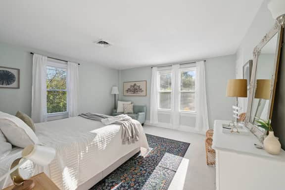 Prime Uptown Location! 2br charming historic home! - Image 3
