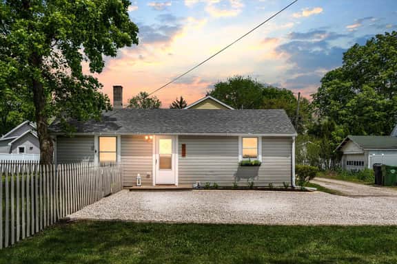 ★Uptown Maumee Renovated Cottage by the River★ - Image 5