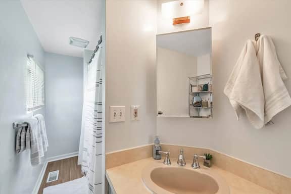 ★Uptown Maumee Renovated Cottage by the River★ - Image 4