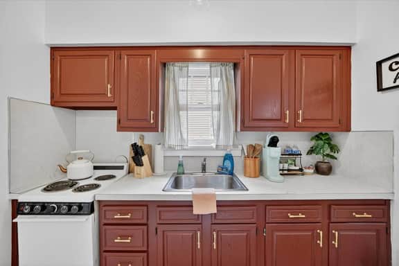1br apt- heart of Uptown Maumee w/ fiber Wifi! #2 - Image 2