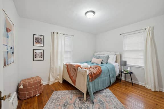 Vibrant & Colorful home w/ 2brs + Private office! - Image 2