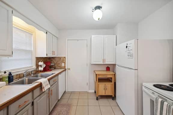 Vibrant & Colorful home w/ 2brs + Private office! - Image 4