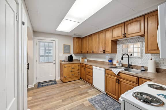 Nautical abode Uptown Maumee by River-BLUE Side! - Image 2