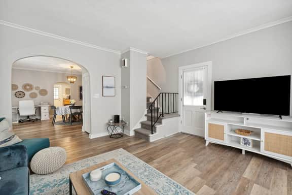 Nautical abode Uptown Maumee by River-BLUE Side! - Image 3