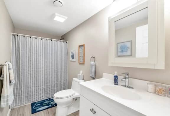 Best location in Uptown Maumee! King Bed-W/D-3TVs! - Image 4