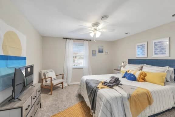 Best location in Uptown Maumee! King Bed-W/D-3TVs! - Image 5