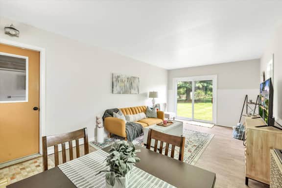 ★Downtown Perrysburg Bungalow w/ additional space★ - Image 2
