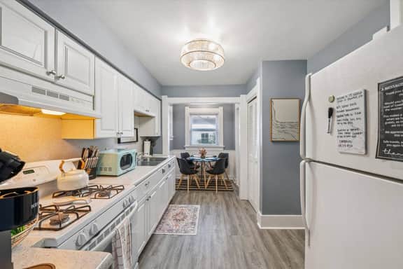 Historic yet updated 2br home- Downtown Rossford! - Image 2