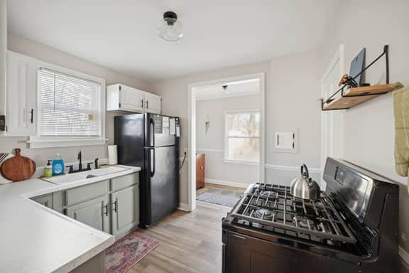 Appealing 2br Cape Cod w/ bonus rm & fiber Wi-Fi! - Image 3