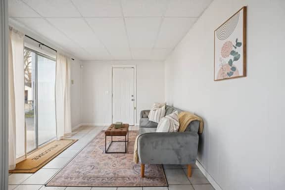 Appealing 2br Cape Cod w/ bonus rm & fiber Wi-Fi! - Image 4