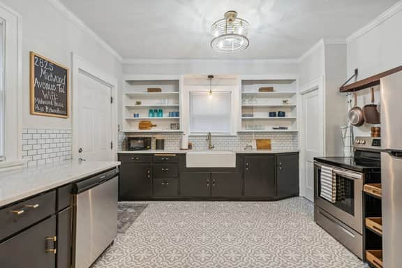 Stunning historic 3br across from Toledo Hospital! - Image 2