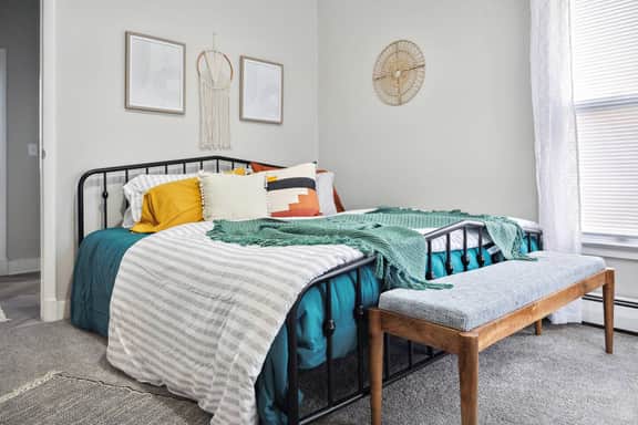 Boho abode Uptown Maumee by River-GREEN Side! - Image 3