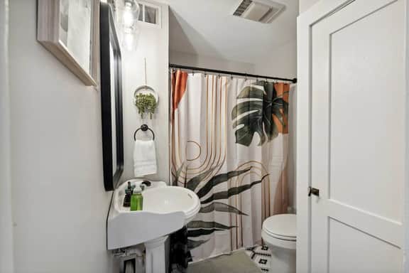 Boho abode Uptown Maumee by River-GREEN Side! - Image 4