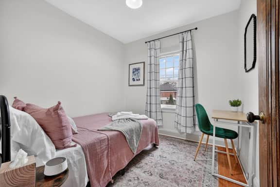 1br apt - heart of Uptown Maumee w/ Fiber WiFi. #3 - Image 2
