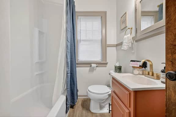 1br apt - heart of Uptown Maumee w/ Fiber WiFi. #3 - Image 4