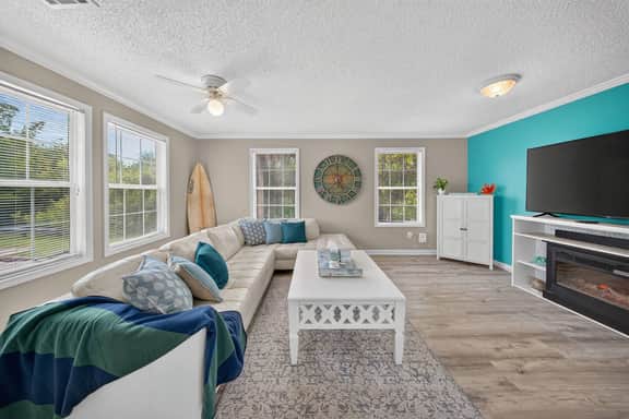 3BR/2BA Beach House! Sleeps 9 w/ 2 Living rms-W/D! - Image 2