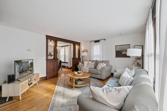 Prime Uptown Location! 2br charming historic home! - Image 1